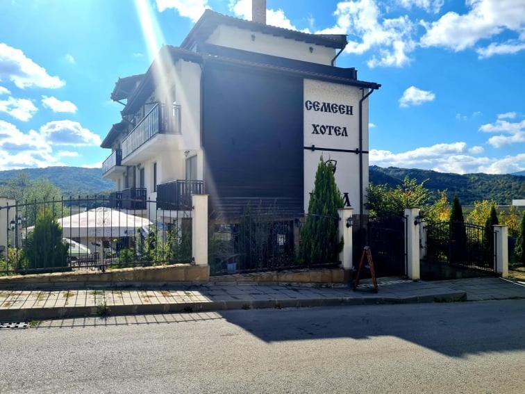 Family Hotel Bela Tryavna Extérieur photo